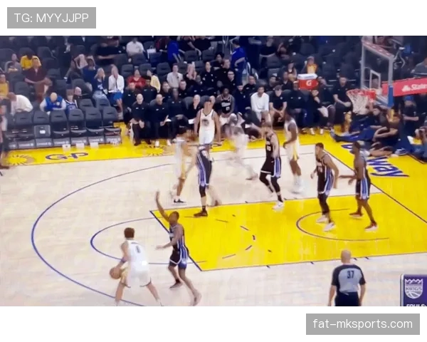 对比库里对位，朱·霍勒迪在挡拆盯防上压制外线